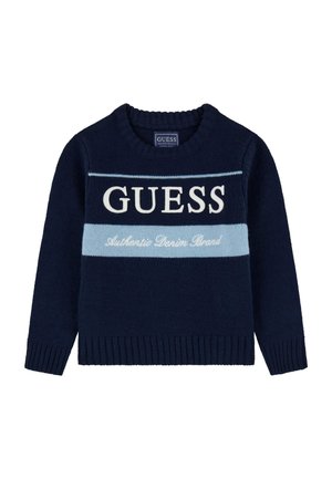 Maglione lavorato a maglia blu navy con colletto a girocollo, caratterizzato da strisce bianche e azzurro chiaro e testo che dice "GUESS" e "Authentic Denim Brand."
