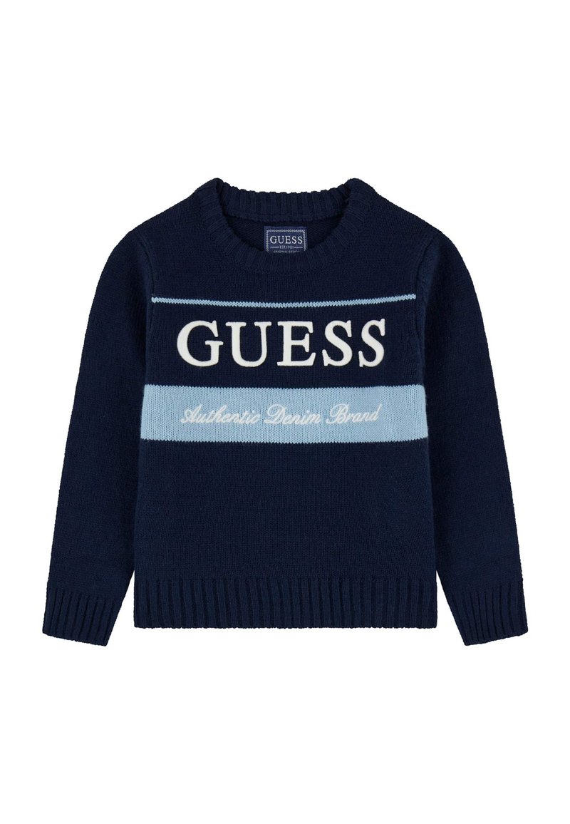 Maglione lavorato a maglia blu navy con colletto a girocollo, caratterizzato da strisce bianche e azzurro chiaro e testo che dice "GUESS" e "Authentic Denim Brand."