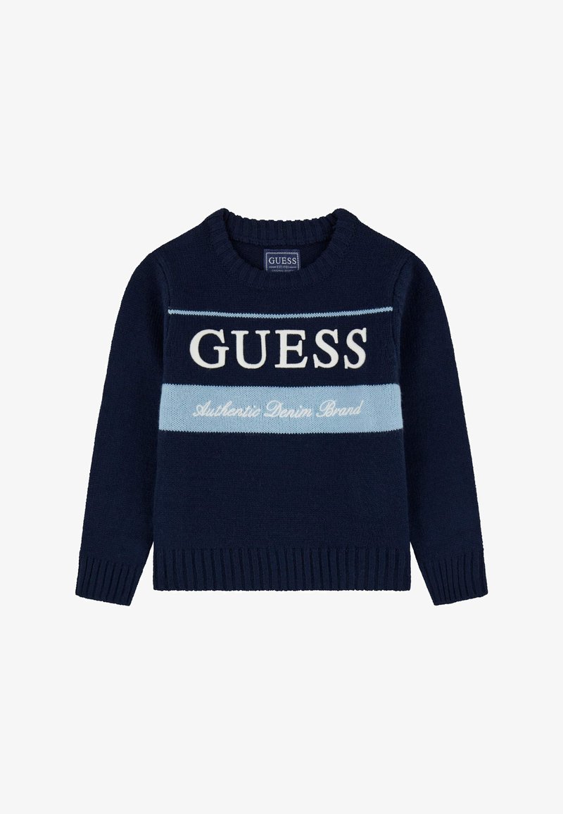Maglione lavorato a maglia blu navy con colletto a girocollo, caratterizzato da strisce bianche e azzurro chiaro e testo che dice "GUESS" e "Authentic Denim Brand."