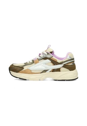 Sneaker basse con pannelli in mesh e suede beige, marrone, bianco e viola, lacci bianchi e suola spessa color avorio, vista laterale su sfondo bianco.