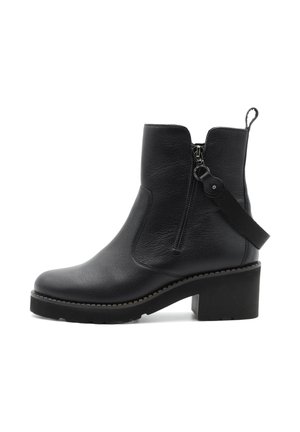 Botine negre cu piele texturată, fermoar lateral, toc chunky și bandă de mânere cu o curea din material textil negru atașată.
