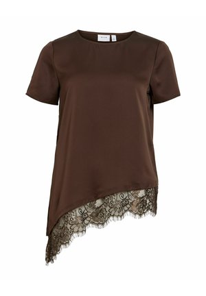 Blouse marron à manches courtes avec col rond et ourlet asymétrique orné d'une bordure en dentelle florale en bas.