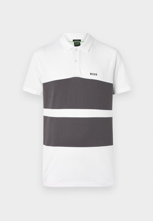 Paita polo valkoisena ja tummanharmaana kolmella vaakasuoralla raidalla. Sisältää klassisen kauluksen, lyhyet hihat ja pienen logon rinnassa.