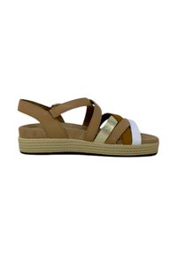 Sandali strappy marroni e beige con soletta imbottita. Presentano un mix di accenti opachi e metallici, suola piatta con superficie testurizzata.