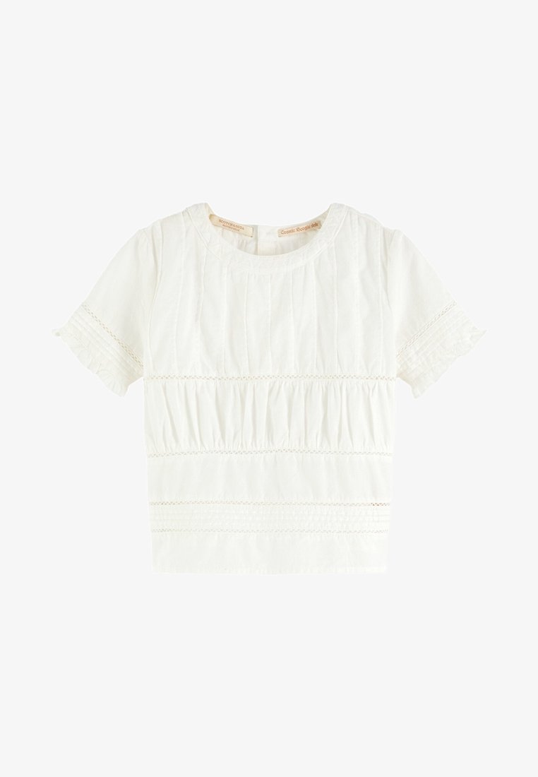 Haut blanc à manches courtes avec encolure ronde, présentant des plis verticaux et des détails froncés à la taille. Tissu en coton léger avec des accents en dentelle.