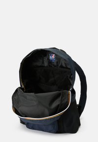 Marineblauer und schwarzer Rucksack mit großem Hauptfach. Verfügt über ein Netzrückenpanel, einen Reißverschluss und farbenfrohe Innenakzente.
