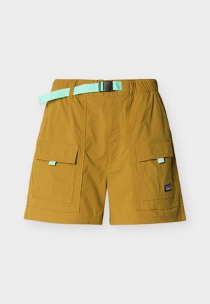 Hořčicově žluté cargo šortky s velkými předními kapsami a světle modrým nastavitelným pásem na bílém pozadí.