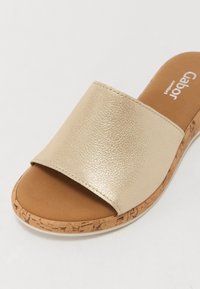 Sandale mule en cuir beige avec large bride, semelle intérieure rembourrée marron et semelle à texture liège, marque Gabor Comfort.