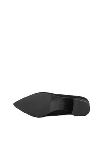 Scarpa nera con punta a dito, in suede opaco, con suola piatta e design minimalista, caratterizzata da un tacco sottile e bordi lisci.
