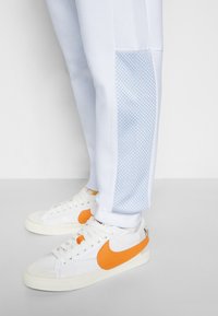 Nike Sportswear Jogginghose - white/grey/vivid sulfur
