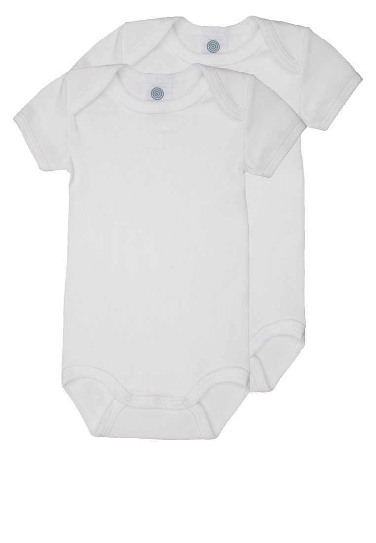 Hvite bomullssbaby bodysuits, kort erm, rund hals, trykknapper i bunnen, myk tekstur, og tilgjengelig i pakke med to.
