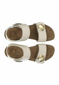 Žalios šlepetės su dviem plačiomis dirželėmis, turinčiomis tekstūruotą pado paviršių ir didelį metalinį akcentą ant kiekvieno dirželio. Suede vidinis pamušalas.