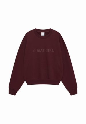 Mørkerød crewneck-genser med lange ermer og teksten "GIRL'S GIRL" trykt over brystet i en litt mørkere nyanse.