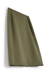 Oliwkowy strój o prostym kroju, wykonany z gładkiego materiału. Charakteryzuje się czystymi krawędziami i minimalną ilością szwów, co tworzy prosty design.