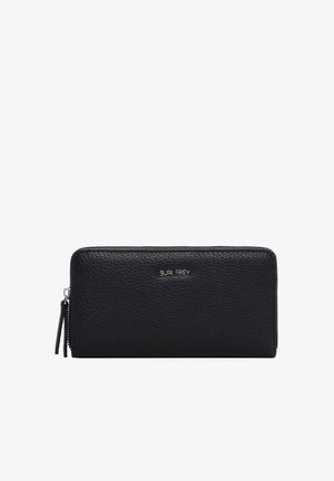 Cartera negra de cuero texturizado con cierre de cremallera alrededor, con el logo plateado SURI FREY centrado en el frente y dos cremalleras en el lado izquierdo.