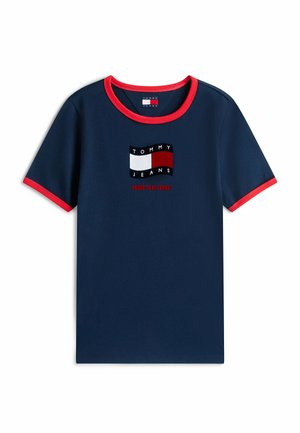 Camiseta de manga corta azul marino con ribete rojo en el cuello y las mangas, con un logotipo de Tommy Jeans y el texto "¡Orgulloso de ser Jeans!".