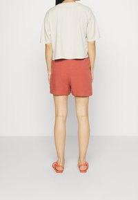 Vero Moda Short - dark red