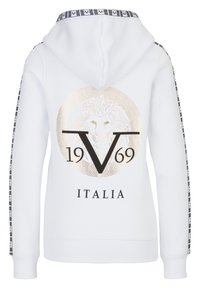 Bílá mikina s kapucí se zlatým motivem lva a textem "V 1969 ITALIA". Má černé proužky s vzorem na rukávech a kapuci se stahovací šňůrkou.