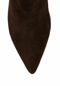 Bruine Suède puntige laarzen met een gladde textuur en een slanke uitstraling, ontworpen voor een nauwsluitende pasvorm rond de enkel.