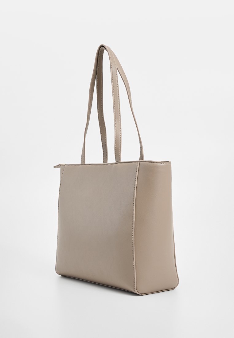 Bolso tote de imitación de cuero beige con asas dobles, forma rectangular, textura suave y diseño minimalista. Sin herrajes ni acentos visibles.