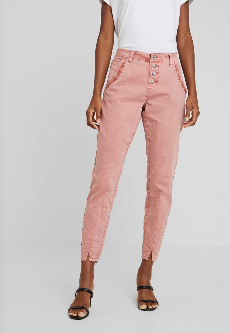 Rosa bomullsmixbyxor med hög midja, femknappsstängning, sidofickor och ventilerade fållar, med en slät, lätt rynkad textur.