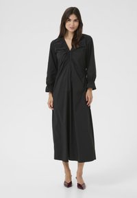 Mustmustapikkade varrukatega kleit V-kaelusega, millel on kogutud detail rinnal, lahtise silueti ja elastsete mansettidega disain.