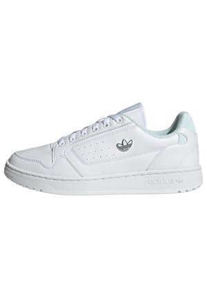 Zapatillas de piel blanca con textura suave, punta redonda, diseño de cordones y sutiles acentos azul claro en la lengüeta y el talón. Logo de la marca en el lateral.