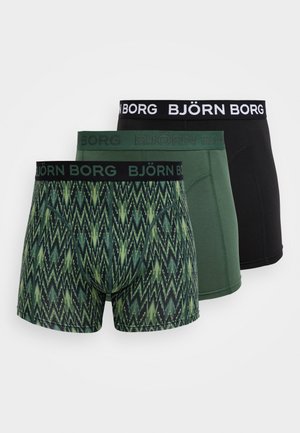 Tre paia di boxer da uomo in tonalità verdi: uno con motivo geometrico, uno verde scuro tinta unita e uno nero. Tutti hanno una cintura elastica con marchio.