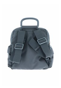 Sac à dos en textile gris avec une forme structurée. Il dispose d'une poignée supérieure, de bretelles réglables et d'une fermeture éclair, avec une surface texturée à motif en grille.