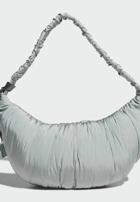 Borsa a tracolla in tessuto morbido di colore grigio chiaro con una forma arrotondata e una texture arricciata. È dotata di una tracolla imbottita e di una chiusura a scatto.