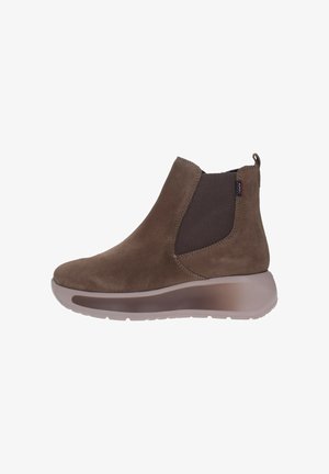 Bota de ante marrón hasta el tobillo con paneles laterales elásticos, puntera redonda y una suela gruesa de color claro para mayor comodidad.