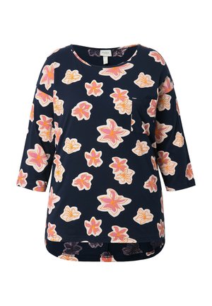 Camiseta azul marino con mangas tres cuartos, con un patrón floral en rosa y naranja, incluye un bolsillo pequeño en el lado izquierdo.