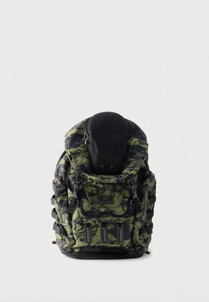 Kahekiirus mustriga seljakott mitme taskuga, must polsterdatud seljapaneel ja reguleeritavad küljerihmad valgel taustal.