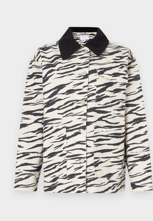 Ζακέτα με μοτίβο ζέβρας σε μπεζ και μαύρο, κατασκευασμένη από ύφασμα με γιακά, δύο εμπρόσθιες τσέπες και κλείσιμο με κουμπιά.