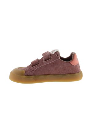 Zapatilla baja infantil en ante rosa polvoriento con suela de goma, dos tiras de velcro y parche en el talón de color rosa claro.