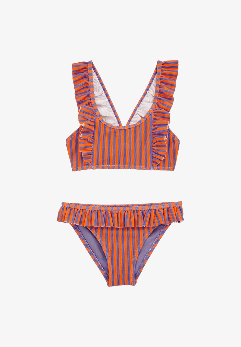 Bikini komplekts violeta un apelsīnu svītrām ar sakrauta mala. Topam ir dziļš V veida kakla izgriezums un platai siksniņai; apakšai ir sakrauts jostasvieta.