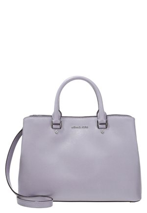 Lavendelfarbene Lederhandtasche mit doppelten Griffen, abnehmbarem Schulterriemen und silbernem Michael Kors-Logo mittig auf der Vorderseite.