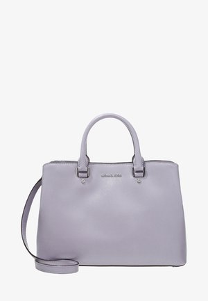 Bolso de cuero color lavanda con doble asa, correa para el hombro desmontable y logotipo plateado de Michael Kors centrado en el frente.