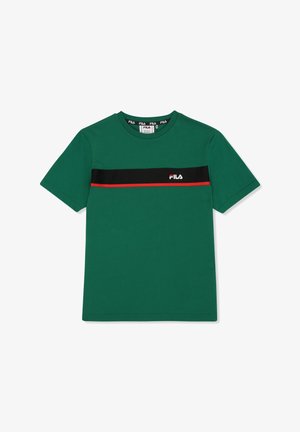 T-shirt en coton vert avec une bande horizontale noire et une ligne rouge, logo Fila sur la poitrine, et un col rond. Manches courtes.