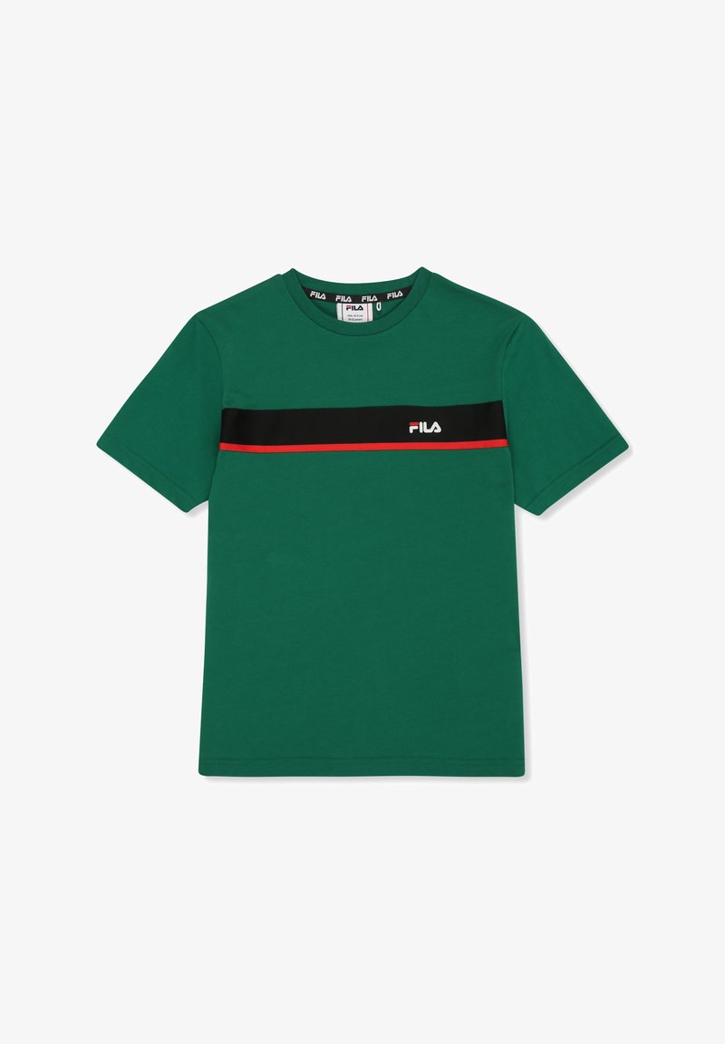 Camiseta de algodón verde con una franja horizontal negra con una línea roja, logo de Fila en el pecho y cuello redondo. Mangas cortas.