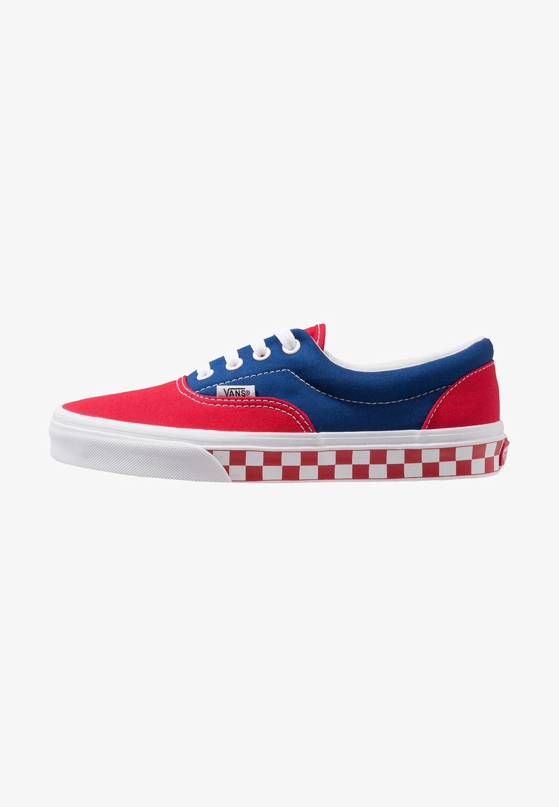 Rode en blauwe canvas sneakers met witte veters, voorzien van een rood en wit geblokt patroon op de zool. Afgeronde neus en een laag profiel ontwerp.