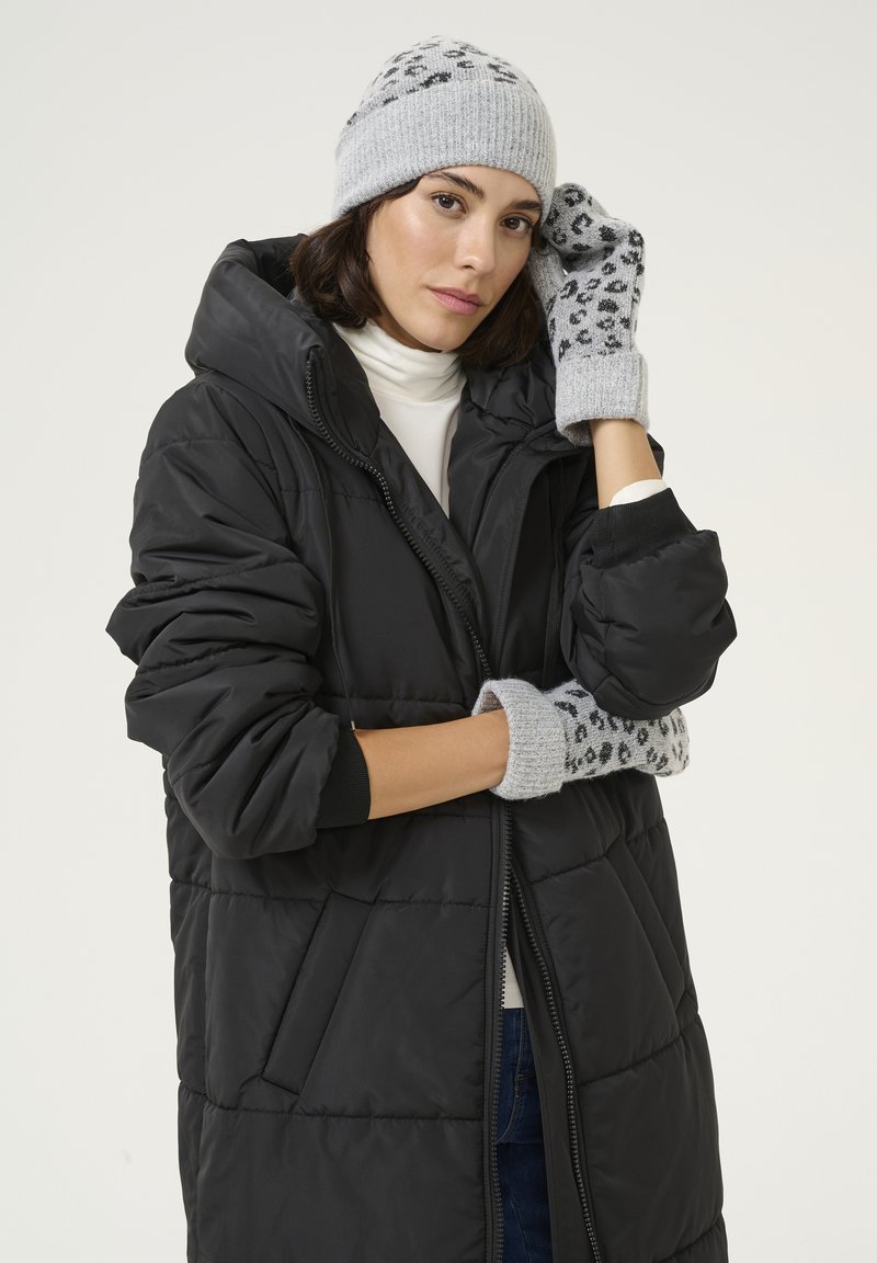 Doudoune noire avec capuche, bonnet en tricot gris avec imprimé léopard et moufles grises. Texture douce et coupe décontractée.