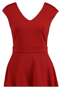 Punainen mekko V-mallilla, hihattomilla hihoilla ja istuvalla vyötäröllä. Valmistettu sileästä kankaasta, levenee hameeksi.