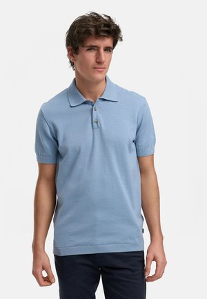 Lyseblå kortermet polo-skjorte laget av teksturert stoff, med krage, plassert med tre knapper, og ribbede mansjetter og hem.