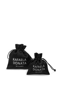 Sorte satin drawstring tasker med "RAFAELA DONATA MILANO" i hvid skrift. Én taske er større, med gathered top og blød tekstur.