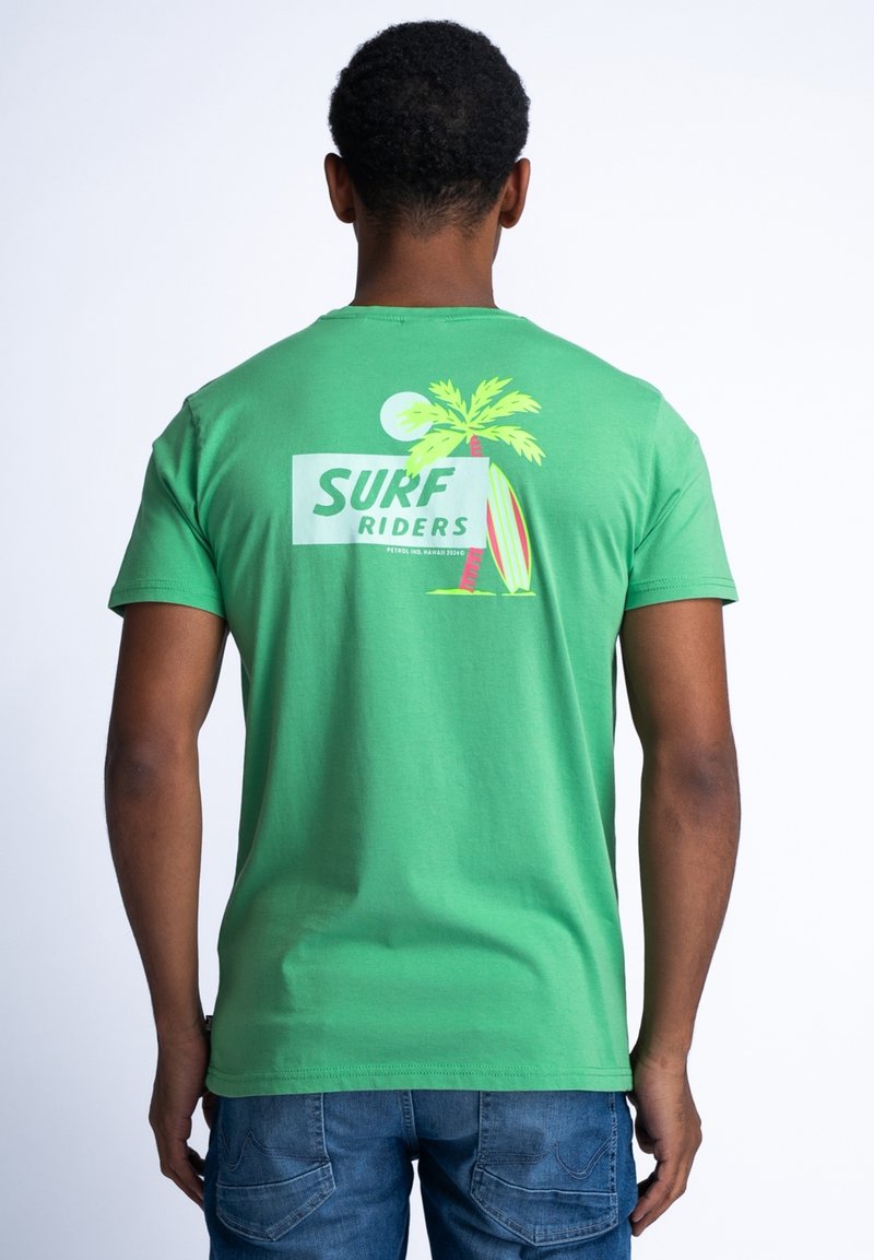 Zelené bavlněné tričko s grafikou na zádech, která zobrazuje palmou, surfařský prkno a text "SURF RIDERS" v tučném písmu. Krátké rukávy, volný střih.
