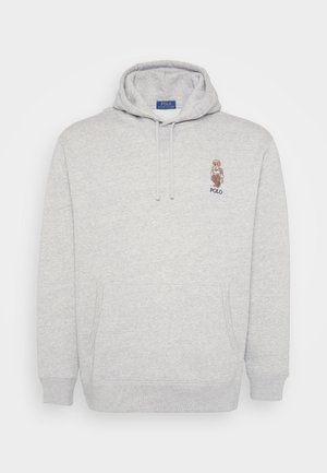 Felpa con cappuccio grigio chiaro, dotata di tasca frontale e piccolo orso ricamato che indossa un abbigliamento vintage sopra il testo "Polo" sul petto.
