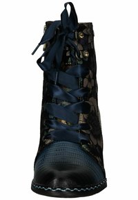 Botín con cordones en negro con estampado floral y detalles azules. Presenta materiales brillantes y texturizados, punta redonda y costuras decorativas.