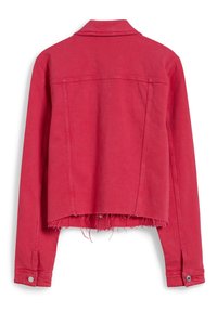Červená džínsová bunda s krátkým střihem, třepícími se lemy, knoflíkovými manžetami a klasickým límcem. Vyrobena z bavlny s texturovaným povrchem.