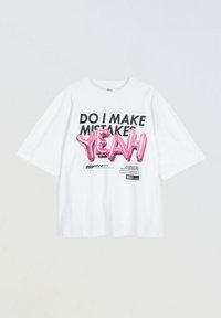 Biała koszulka z krótkim rękawem z czarnym napisem "CZY POPEŁNIAM BŁĘDY" i różowymi literami w stylu balonowym, które na przodzie mówią "TAK".